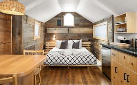 Desolation Hotel Hope Valley